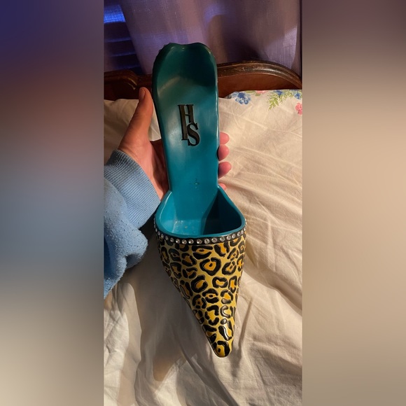 Leopard print SHOE BOTTLE WINE HOLDER - Picture 2 of 5